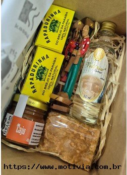 Caixa c/ cachaa + doces regionais + artesanato