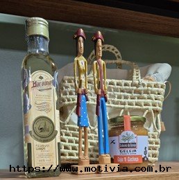 Cesta de palha M c/ cachaça + geleia + artesanato