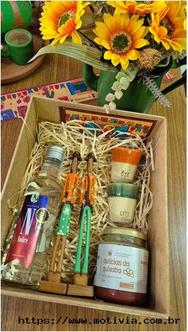 Caixa de madeira + cachaa + doce + artesanato